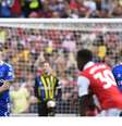 "Decidimos selecionar momentos significativos para nos ajoelhar durante a temporada para destacar nossa unidade contra todas as formas de racismo e, ao fazê-lo, continuamos a mostrar solidariedade por uma causa comum", disseram os capitães da Premier League em comunicado  Foto: Reuters