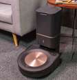 O Roomba S9+ tem uma base que esvazia automaticamente a recipiente de sujeira do robô (Imagem: Ivo/Canaltech)  Foto: Canaltech