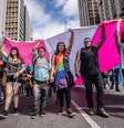 Em 2018, manifestação na Avenida Paulista, em São Paulo, pela visibilidade de pessoas transexuais  Foto: NurPhoto/Getty Images / Guia do Estudante