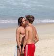 Jesuíta Barbosa é flagrado aos beijos com homem misterioso na Praia do Leblon, zona sul do Rio de Janeiro  Foto: JC PEREIRA/ AGNEWS