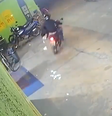 Ladrão se atrapalhou na fuga e dinheiro roubado caiu de baú  Foto: Reprodução/Passando na hora/Facebook