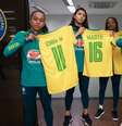 Jogadoras da seleção exibem suas camisas com os nomes fictícios que estão no FIFA  Foto: Divulgação / Estadão