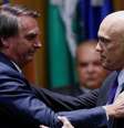Bolsonaro cumprimenta o ministro Alexandre de Moraes   Foto: Reuters