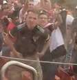 Torcedor do São Paulo é flagrado realizando gestos racistas para a torcida do Fluminense em partida no Morumbi.  Foto: Reprodução/Twitter / Estadão