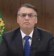 Em live, Bolsonaro mostra Constituição: 'Esta é melhor carta à democracia'  Foto: Poder360