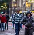 Pedestres se protegem do frio no Viaduto do Chá, na região central de São Paulo, no final da tarde de quarta-feira, 10 de agosto de 2022.  Foto: CRIS FAGA/ESTADÃO CONTEÚDO