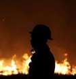 Brigadista durante incêndio  Foto: REUTERS/Bruno Kelly / BBC News Brasil