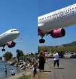 Avião dá 'rasante' e surpreende turistas em ilha grega  Foto: Reprodução/Youtube