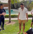 Luva de Pedreiro bate bola com craques como Diego Costa  Foto: Reprodução/Instagram