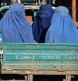 Mulheres vestidas com burca viajam em um veículo por uma rua da cidade de Kandahar em 18 de dezembro  Foto: Getty Images / BBC News Brasil