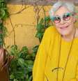 Inês Chaim, de 71 anos, enfrenta tratamento contra agressivo câncer no pulmão  Foto: Arquivo pessoal / BBC News Brasil