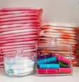 Nova lei exige que edifícios públicos, como escolas, autarquias e colégios, forneçam produtos para menstruação gratuitos  Foto: Getty Images / BBC News Brasil