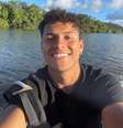 O influencer, de 23 anos, recorreu às redes sociais para revelar que foi abordado por policiais enquanto estava em uma bicicleta alugada do Banco Itaú - marca para a qual ele trabalha como modelo  Foto: Reprodução/Instagram