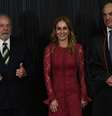 Novo presidente do Tribunal Superior Eleitoral Alexandre de Moraes cumprimenta o ex-presidente do Brasil e candidato presidencial Luiz Inácio Lula da Silva após sua cerimônia de posse   Foto: Estadão