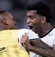 Raul Gustavo ironizou a decisão de Bruno Arleu de Araújo de lhe dar cartão amarelo por comemorar o primeiro gol do Corinthians com Gil.  Foto: Reprodução/Twitter Raul Gustavo / Estadão