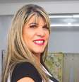 Bruna trabalha como cabeleireira em um famoso salão do Tucuruvi  Foto: Karina Irias/Reprodução