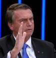Jair Bolsonaro (PL) foi com cola na mão para entrevista  Foto: Reprodução/TV Globo