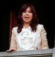 A vice-presidente argentina Cristina Kirchner cumprimentou apoiadores reunidos do lado de fora do Congresso Nacional nesta terça-feira (23/8)  Foto: Reuters / BBC News Brasil