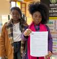 Imagem mostra a vereadora Thais Ferreira, que é uma mulher negra, segurando o papel do Boletim de Ocorrência registrado por injúria racial  Foto:  Imagem: Divulgação / Alma Preta