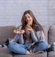 Ansiedade pode ser um gatilho para exagero na alimentação  Foto: Prostock-studio / Adobe Stock
