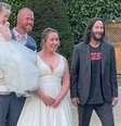 Keanu Reeves posa com noivos em casamento.  Foto: Twitter/@hpspideywayne / Estadão