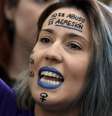 Mulher durante manifestação  Foto: Getty Images / BBC News Brasil
