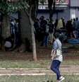 Usuários de drogas se reúnem para fumar crack na região conhecida como Cracolândia, em São Paulo  Foto: AFP / BBC News Brasil
