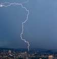 Em uma tempestade, os raios podem tanto cair na terra quanto subir aos céus.  Foto: EPA / Ansa - Brasil