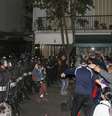 Manifestantes e policiais de choque do lado de fora da casa da vice-presidente Cristina Kirchner  Foto: Getty Images / BBC News Brasil