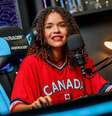 Foto mostra a streamer de games Taiane Silva, uma mulher negra que usa uma blusa vermelha com a palavra "Canadá".  Foto: Arquivo Pessoal/Taiane SIlva / Alma Preta