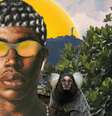 Imagem mostra um homem negro de óculos, luzes no cabelo e um macaco no ombro. Atrás dele está o sol e uma comunidade de favela.  Foto: Imagem: Reprodução/@uendelns / Alma Preta