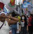 Imagem mostra mulher negra gritando em manifestação.  Foto: Imagem: Carl de Souza/AFP / Alma Preta