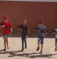 Crianças seguram réplicas de armas em escola  Foto: Reprodução/TV Globo