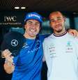 Hamilton entrega boné da Mercedes a Alonso. Paz selada... pelo menos por enquanto...  Foto: Mercedes / Twitter