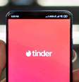 A paquera durante o Rock in Rio pode ficar mais fácil com Tinder (Imagem: Reprodução/ Mika Baumeister/Unsplash)  Foto: Canaltech