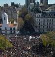 Manifestantes lotaram a Praça de Maio, no coração de Buenos Aires  Foto: DW / Deutsche Welle