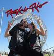 Casal curte Rock in Rio em clima de pegação  Foto: ALEXANDRE DURÃO/ZIMEL PRESS/ESTADÃO CONTEÚDO