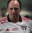 Rogério Ceni tenta tomar o celular de torcedor que estava aguardando a delegação são-paulina em Cuiabá   Foto: Montagem/Reprodução
