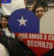 Homem com cartaz em forma de coração e as cores da bandeira do Chile onde se lê: 'Por amo ao Chile, rejeito'  Foto: EPA / BBC News Brasil