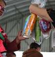 Grupo de voluntárias de Curitiba (PR), realizou  distribuição de kits de higiene para mulheres moradoras de uma comunidade carente na cidade. (28/05/2022)  Foto: Futura Press