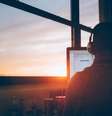 Trabalho híbrido permite flexibilidade para mesclar diferentes regimes de equilíbrio entre escritório e home office (Imagem: Simon Abrams/Unsplash)  Foto: Canaltech