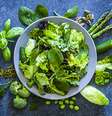 Hortaliças verdes são ricas em fibras e ótimas para o intestino  Foto: fcafotodigital / iStock