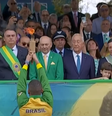 Bolsonaro, Luciano Hang e presidente da Portugal no centro da primeira fila da tribuna de honra do 7 de setembro  Foto: Reprodução/TV Brasil / BBC News Brasil