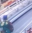 Criança é pega por mulher desconhecida enquanto seus pais estão distraídos em supermercado  Foto: Twitter @abramjee / Reprodução