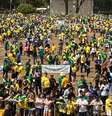 Manifestantes exibem faixas em Brasília pedindo nova Constituição por intervenção das Forças Armadas  Foto: WILTON JÚNIOR / Estadão