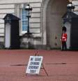 Palácio de Buckingham, em Londres, suspendeu a tradicional cerimônia de troca de guarda  Foto: EPA / Ansa - Brasil