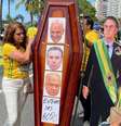 Ato em Copacabana estava repleto de cartazes e manifestações contrárias ao Supremo, como este caixão com os rostos dos ministros Alexandre de Moraes, Luís Roberto Barroso e Edson Fachin  Foto: DW / Deutsche Welle