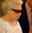 Rainha Elizabeth usa óculos 3D em captura de vídeo de 2012  Foto: Reprodução / YouTube JewishNewsOne