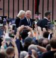 Rei Charles e Camilla Parker Bowles cumprimentam pessoas em frente ao Palácio de Buckingham    Foto: Reuters