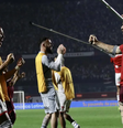 Gabriel Neves deixou o estádio de muletas nesta quinta-feira   Foto: Divulgação
